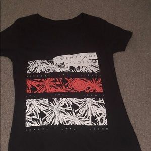 Medium V-neck Twenty One Pilots shirt